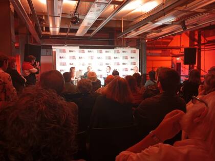 Mucho público en el primer subsuelo de la Casa de la Cultura, teñido de rojo