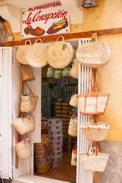 Mucho trabajo artesanal en la alpargatería La Concepción.
