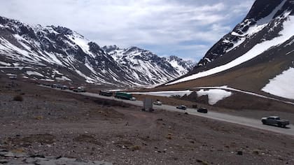 Mucho tránsito de camiones y vehículos particulares durante este fin de semana largo en el camino entre Mendoza y Chile