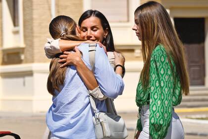 Muchos abrazos y emoción por parte de la reina Letizia, ante la mirada amorosa de la infanta Sofía.
