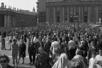 Muchos acudieron a la plaza del Vaticano para asistir a la beatificación de Kolbe