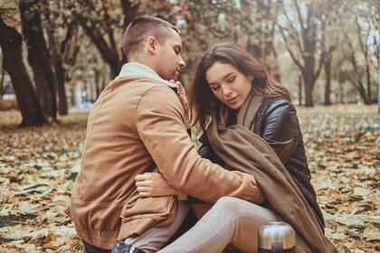 Muchos adolescentes piensan que “todo el mundo lo está haciendo”, lo que los lleva a lanzarse a tener relaciones sexuales para las que simplemente no están preparados