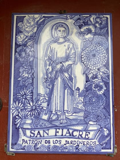 Muchos amantes de la jardinería le rinden homenaje a San Fiacre en sus jardines con mosaicos o estatuillas. En este caso, se trata de una cerámica pintada que atesora la jardinera y paisajista Sofía Diharce.