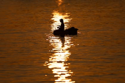 Muchos aprovechan para hacer ejercicio al momento del amanecer para aprovechar al máximo el día (AP Foto/Ramón Espinosa)