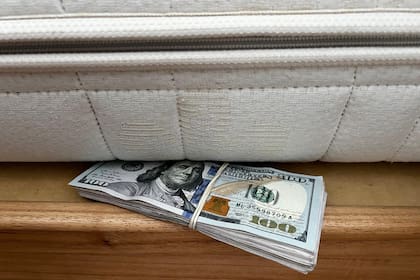 Muchos argentinos abordan el problema de la liquidez con el famoso “todo en dólares debajo del colchón”