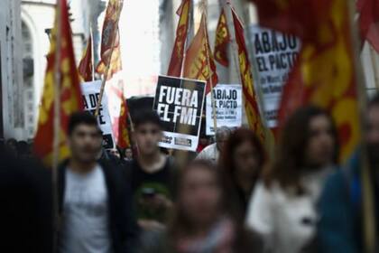 Muchos argentinos se oponen al acuerdo con el FMI