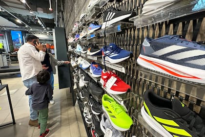 Muchos argentinos viajan a Chile para hacer compras, puesto que es más barato allí