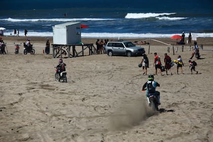 Muchos asistentes a la competencia Enduro de Verano pasan la noche acampando en la playa