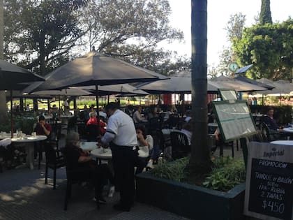 Muchos bares de recoleta decidieron acatar las nuevas normas