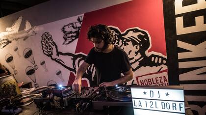 Muchos bares participan con propuestas como juegos de mesa, karaoke, shows en vivo y DJ sets.