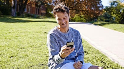 Muchos celulares ya no tienen la ficha de entrada al cable, lo que representa un problema para los amantes de los cables.