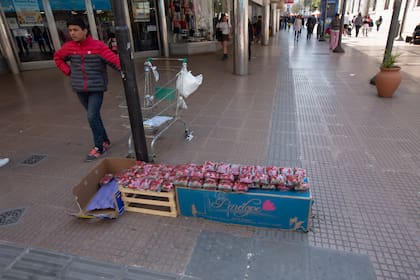 Muchos chicos que trabajan, lo hacen en la venta ambulante. Crédito foto: OIT