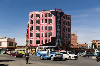 Muchos cholets se levantan sobre la avenida Bolivia de El Alto.