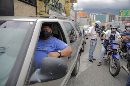 Muchos conductores hicieron fila para cargar nafta en Caracas, Venezuela