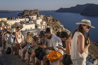Muchos cruceros y compañías aéreas de bajo costo transportan a Santorini a grupos de adictos a selfis e Instagram