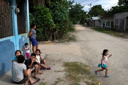 Muchos de los barrios que las pandillas se pelean en San Pedro Sula tienen calles sin pavimentar y casas viejas