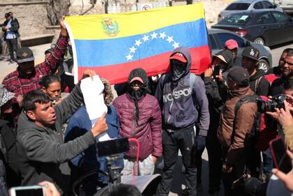 Muchos de los migrantes varados son venezolanos.