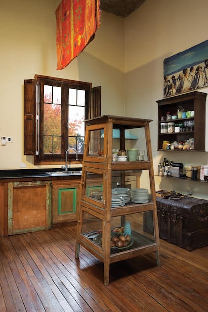 Muchos de los muebles, como
el vajillero horizontal, fueron
hallazgos de algún mercado
de pulgas, uno de sus paseos
favoritos