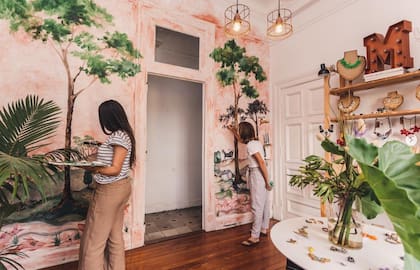 Muchos de los murales los pinta junto con su madre, la artista Magdalena Inurrigarro. “Ella es más figurativa, entonces cada una aporta su pincelada y la mezcla es genial”, agrega.