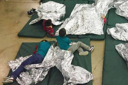 Muchos de los niños son separados de sus padres cuando cruzan ilegalmente a Estados Unidos.