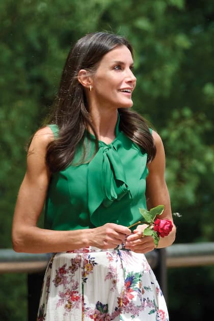 Muchos de los outfits elegidos por Letizia para cumplir con sus compromisos de la agenda real dejan al descubierto su cuerpo trabajado. El jueves pasado, en Pinofranqueado (Cáceres), llevó una blusa sin mangas. Sus hombros y brazos musculados fueron foco de atención.