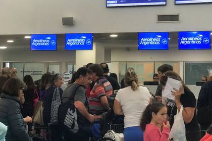 Muchos de los pasajeros del vuelo AR1141 regresarán a Buenos Aires a las 18, pero las valijas lo harán más tarde
