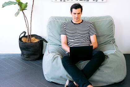 Muchos de los profesionales en esta área son ingenieros, pero algunas de las habilidades se pueden obtener a través de cursos y capacitaciones online