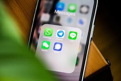 Muchos de los usuarios necesitan saber si alguna persona no lo tiene agendado en su lista de contactos y para este problema, la aplicación de mensajería tiene una solución: verificarlo mediante las listas de difusión