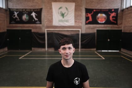 "Muchos de mis amigos están perdidos en la droga", dice Jesús Emanuel López Espínola, que gracias a Scholas pudo armar un proyecto de vida y hoy es uno de los entrenadores de fútbol