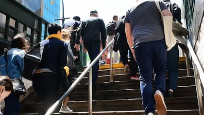 Muchos de nosotros subimos escaleras como parte incidental de nuestro día, por lo que puede ser una manera fácil de obtener beneficios para la salud