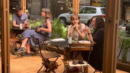 Muchos espacios que antes eran habitacionales han sido transformados a espacios comerciales, como cafés y restaurantes (Crédito: Marcos González Díaz/BBC Mundo)