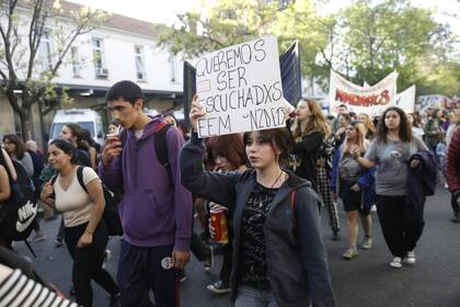 Muchos estudiantes se plegaron a la marcha convocada por los docentes, tras diez días de tomas en escuelas