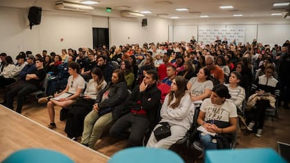 Muchos estudiantes se quedan conectados entre ellos, participan en los eventos de networking y siguen interactuando con los profesores