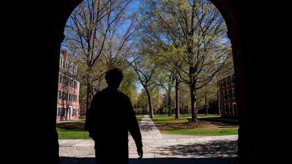 "Muchos estudiantes tienen inquietudes sobre sus visas y sobre si se les permitirá continuar con su educación", dijo la profesora East