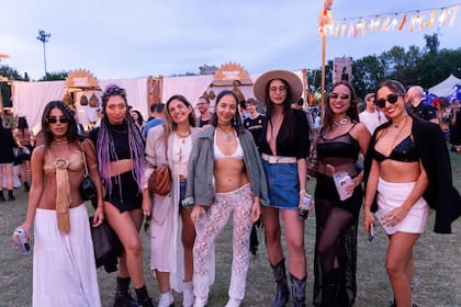 Muchos grupos de amigos y amigas asistieron al evento.