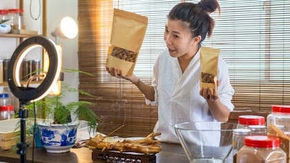 Muchos influencers "atractivos" disfrutan de experiencias gratis si publicitan productos de marcas