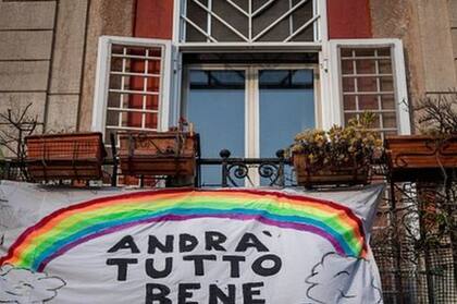 Muchos italianos han expuesto en sus balcones y ventanas una pancarta con un arcoíris y el mensaje de ánimo "Todo irá bien".