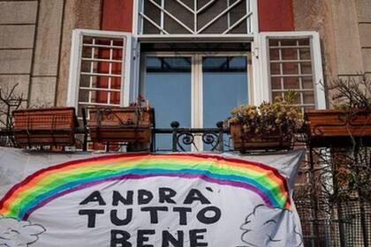 "Todo saldrá bien", dice el cartel colgado en este balcón de una ciudad italiana, el país europeo más castigado por la pandemia