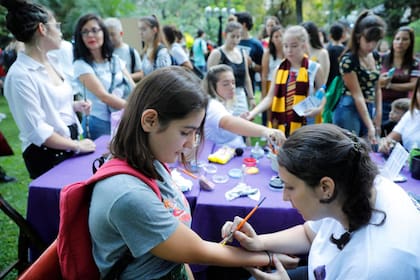 Muchos jóvenes fueron maquillados con los escudos de las casas de magia con las que se identifican 