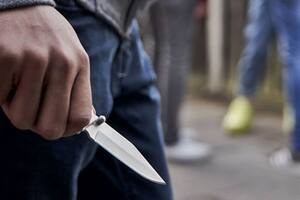 Muchos jóvenes han normalizado el hecho de llevar un cuchillo entre sus cosas.
Muchos jóvenes han normalizado el hecho de llevar un cuchillo entre sus cosas.