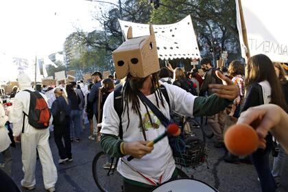 Muchos jóvenes usaron máscaras de cartón de animales que están en peligro 