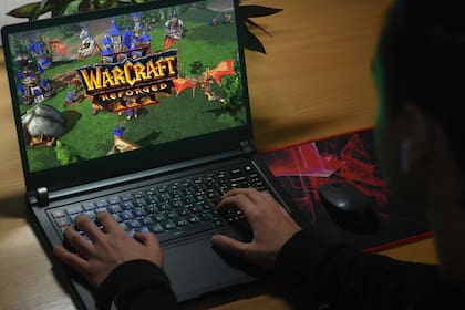 Muchos juegos requieren que los personajes cumplan multiples misiones para subir de nivel, pero no todos los jugadores tienen la paciencia para lograrlo; cuando apareció World of WarCraft, hace casi 20 años, fue uno de los primeros en tener una economía de gamers suplentes a su alrededor