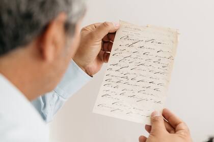 "Muchos lectores y muchos amigos me hacen llegar cartas que consideran que pueden sumar, aportar algún dato, cuadernos, anotaciones. La combinación es de lectura de libros y de papeles", devela su forma de trabajo.