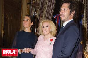 “Muchos me preguntan si a esta edad se piensa mucho en la muerte. La verdad es que no tengo tiempo: estoy muy ocupada con la vida”, expresó Mirtha. La reina de los almuerzos posó junto a su nieta, Juanita Viale acompañada por su novio, Agustín Goldenhorn.