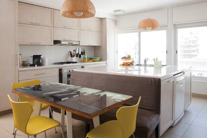 Muchos metros y muy bien aprovechados. Se generó un espacio amplio, funcional y luminoso donde una familia puede compartir las comidas con comodidad