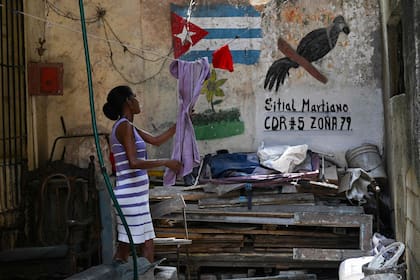 Muchos migrantes instalados en Florida que tienen familia en Cuba optan por remesas alternativas, que consisten en envíos de productos, debido a la escasez