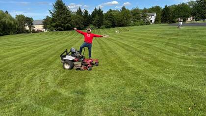 Muchos migrantes latinos trabajan como "yarderos" en EE.UU. (TikTok/@Andoni Ayala)