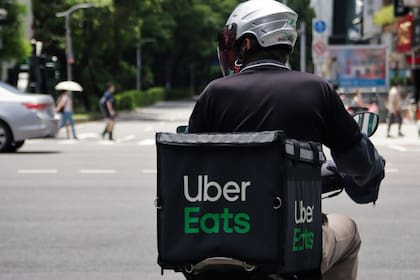 Muchos migrantes trabajan en apps de delivery y temen quedar expuestos ante el ICE