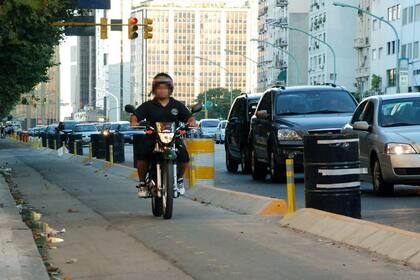 Muchos motociclistas no respetan sendas peatonales