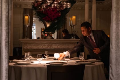 Muchos negocios gastronómicos de Nueva York deberán volver a utilizar solo mesas en el interior del local